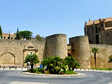 Puerta de Almocábar et remparts de Ronda